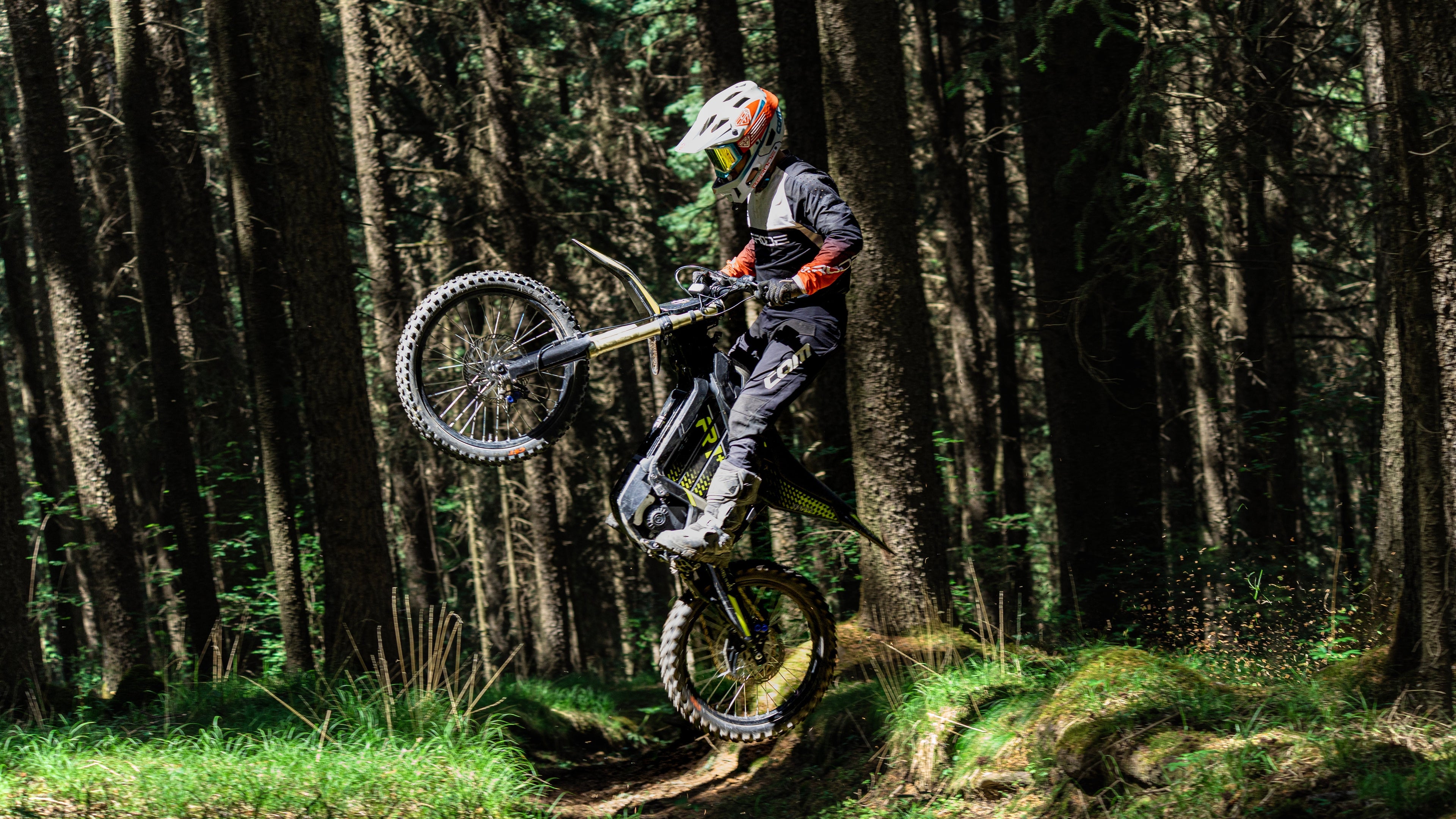 Electric Dirt Bikes vs Gas: Which One Is Right for You?